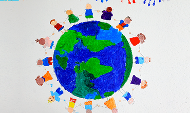 Dibuix de la Terra envoltada de nens i nenes que es donen la mà