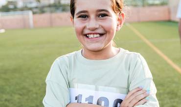 Una niña con el dorsal de una carrera