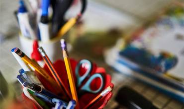 Material escolar sobre una mesa