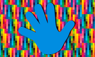 Una mano sobre un fondo de colores