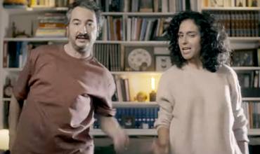 Unos padres bailan frente a la cámara