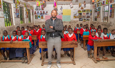 Unidos Por - Educación Un aula de primaria en Tanzania, donde se implementa un programa de educación para niños que no asisten a la escuela.