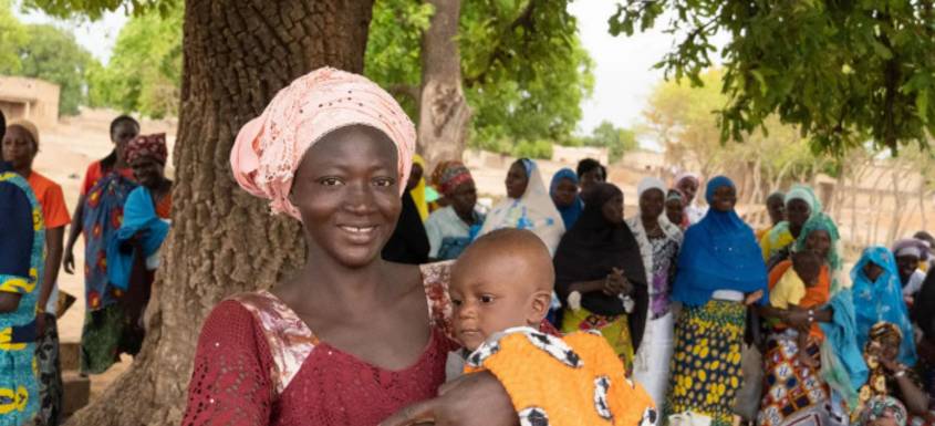 Fatimata y su bebé Aslam de 8 meses en Burkina Faso.