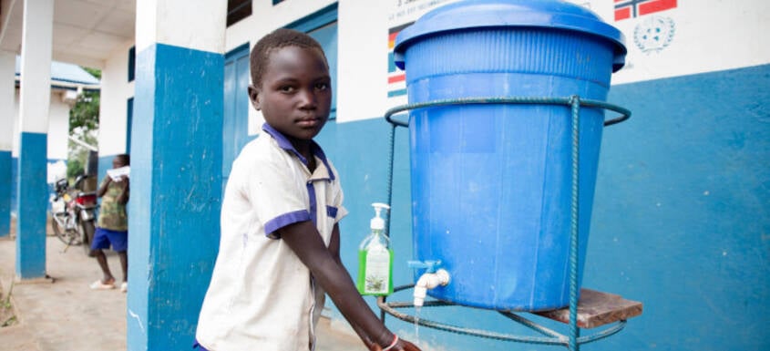 Una niña se lava las manos en su escuela apoyada por UNICEF en Ituri, RDC.