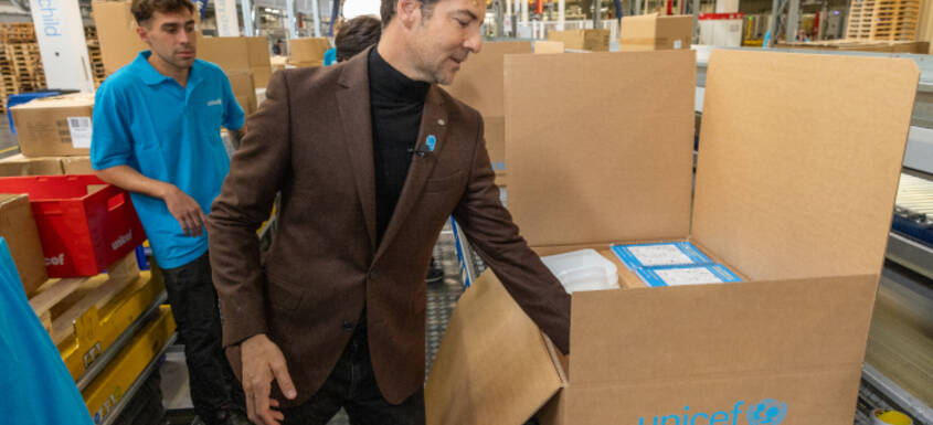 David Bisbal en el almacén de UNICEF.