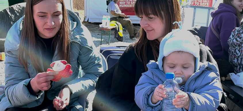 Yana y su familia en la frontera en Polonia.