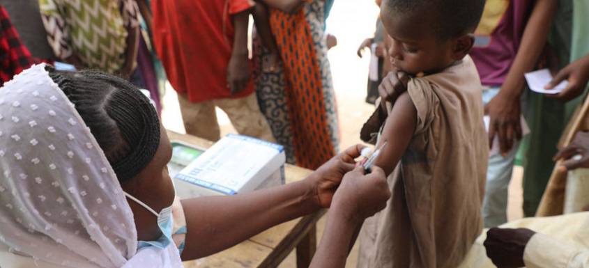 Chad: debajo de un árbol o de casa en casa, pero todos vacunados