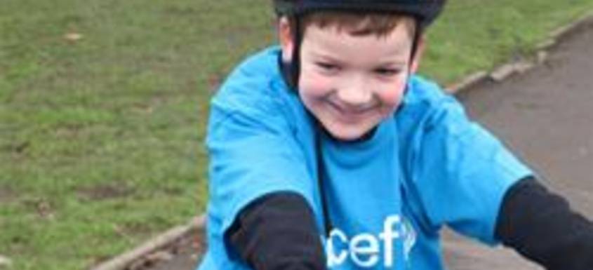 Charlie y la fábrica de solidaridad: la historia del niño inglés que ha recaudado 200.000 euros para UNICEF en Haití