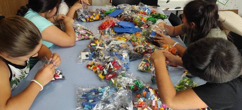 Entregamos 500 cajas de juego a centros de protección donadas por la Fundación LEGO