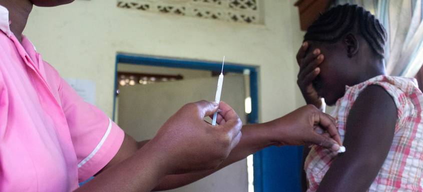 Una mujer embarazada a punto de recibir una vacuna