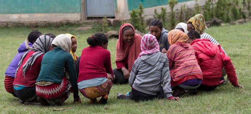 Unas jóvenes de Etiopía discuten sobre higiene menstrual