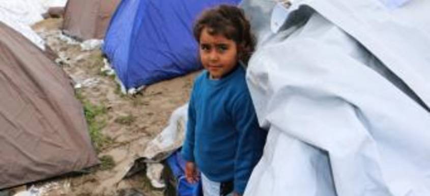 Ayuda refugiados: los niños sirios duermen en el barro de las fronteras de los B