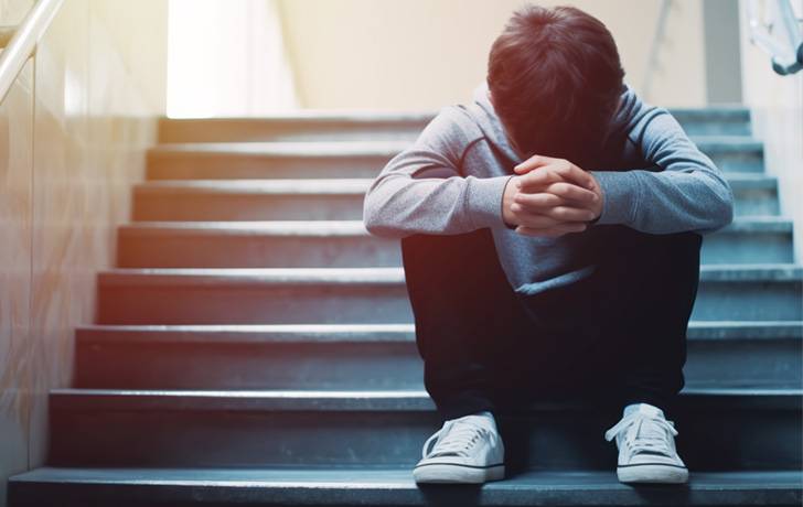 Un niño sentado en unas escaleras