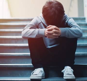 Un niño sentado en unas escaleras