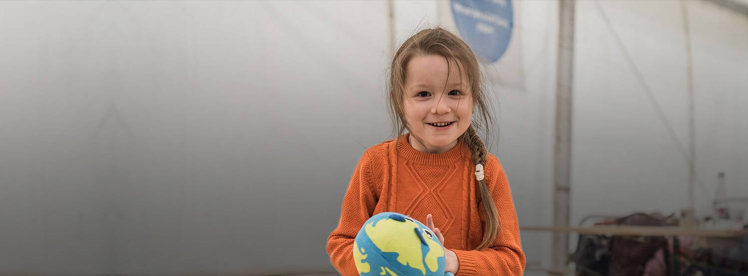 Niña con una pelota pequeña