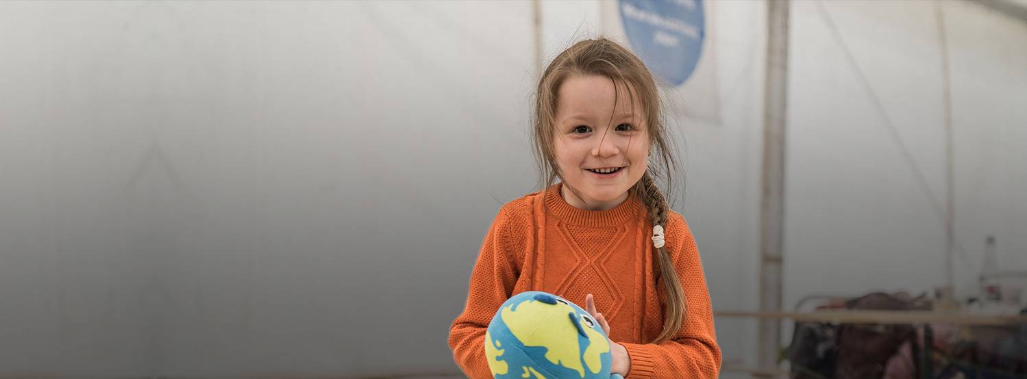 Niña con una pelota pequeña