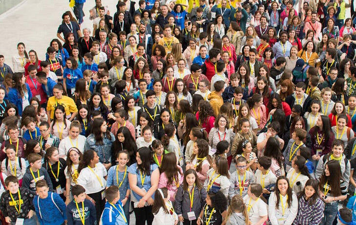 Imagen de un gran grupo de jóvenes
