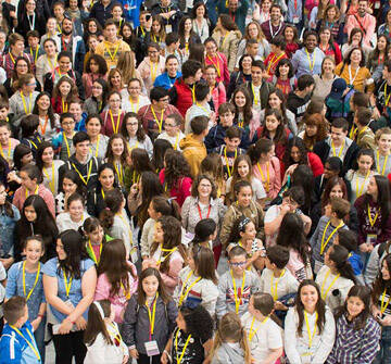 Imagen de un gran grupo de jóvenes