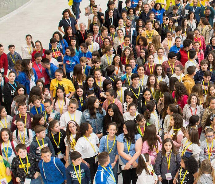 Imagen de un gran grupo de jóvenes