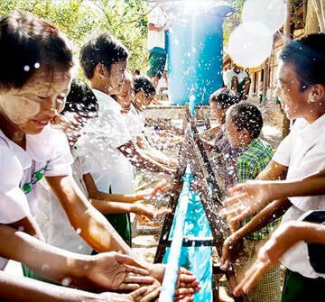 Un grupo de niños se lava las manos