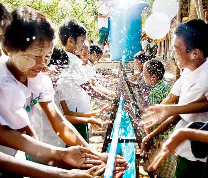 Un grupo de niños se lava las manos