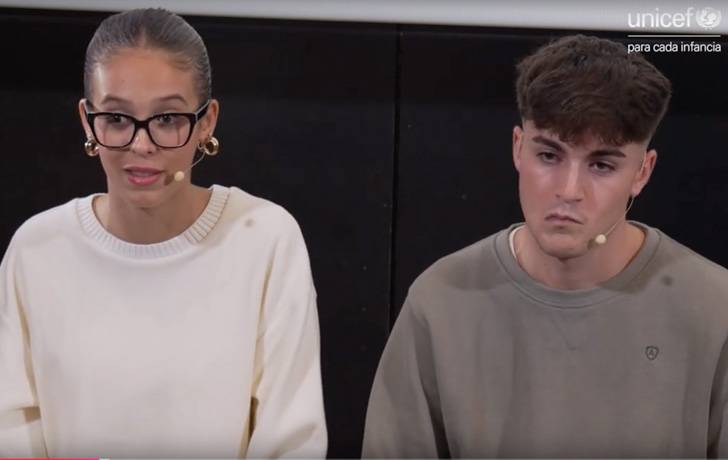 Dos jóvenes hablando