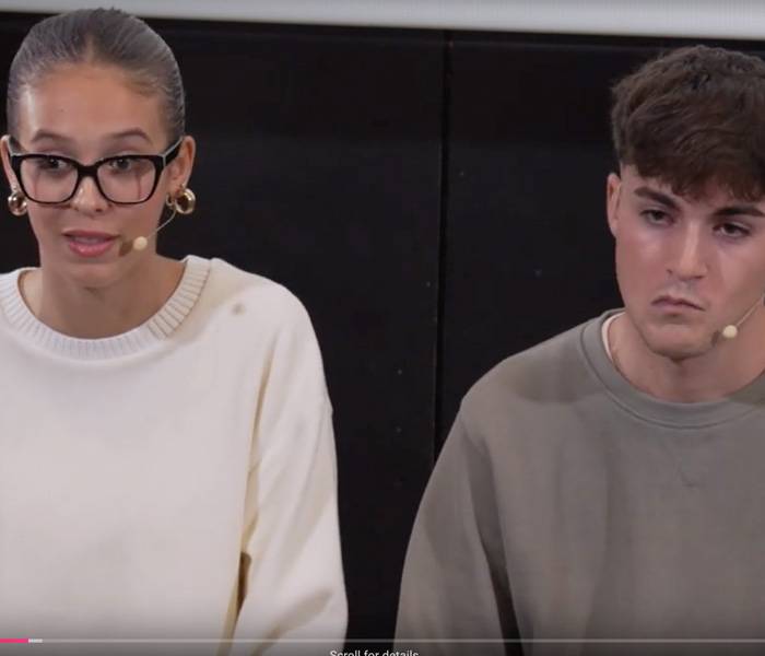 Dos jóvenes hablando