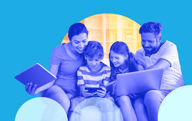 La guía que no viene con el móvil Imagen de una familia con un ordenador