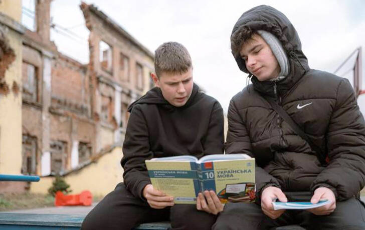 Stepan y Yaroslav, de 15 y 16 años, conviven con el sonido de las bombas en Ucrania. 