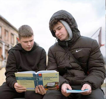 Stepan y Yaroslav, de 15 y 16 años, conviven con el sonido de las bombas en Ucrania. 