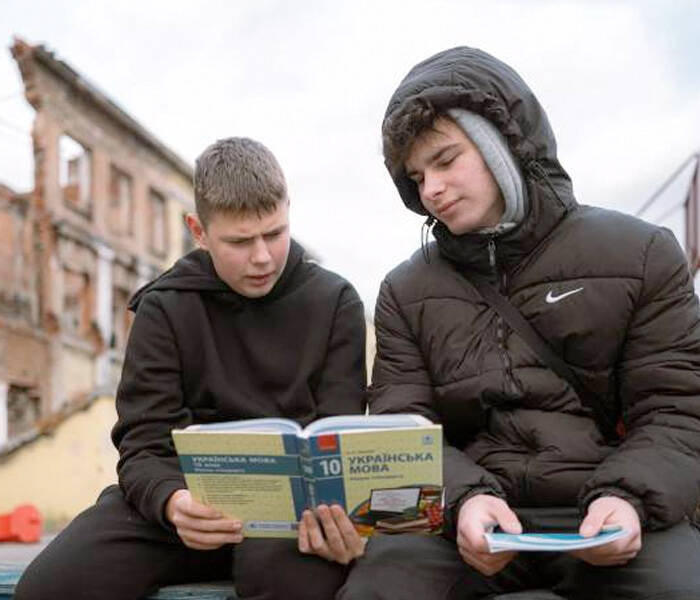 Stepan y Yaroslav, de 15 y 16 años, conviven con el sonido de las bombas en Ucrania. 