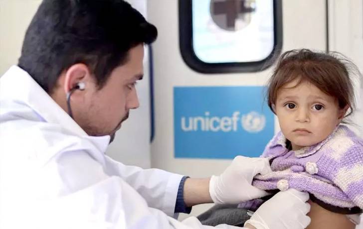 Un doctor revisa a una niña