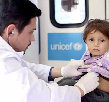 Un doctor revisa a una niña