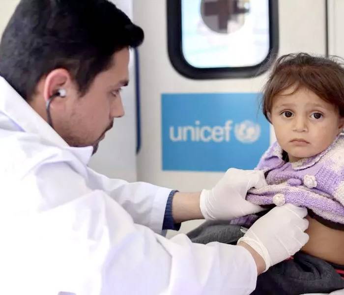 Un doctor revisa a una niña