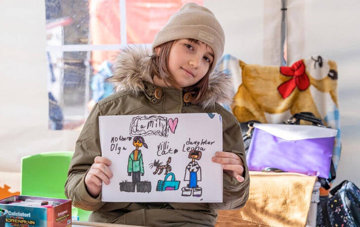Niña con un dibujo