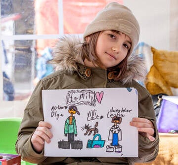 Niña con un dibujo
