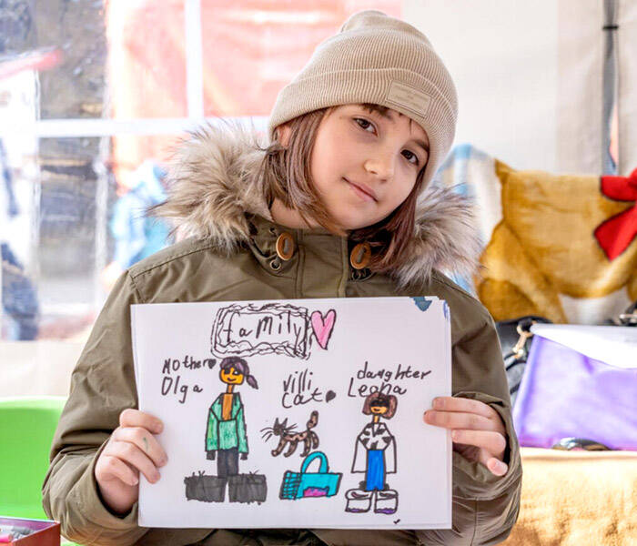 Niña con un dibujo
