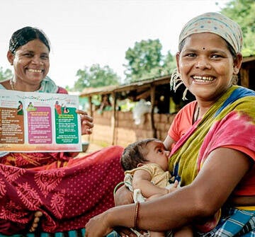 Dos mujeres con un bebé