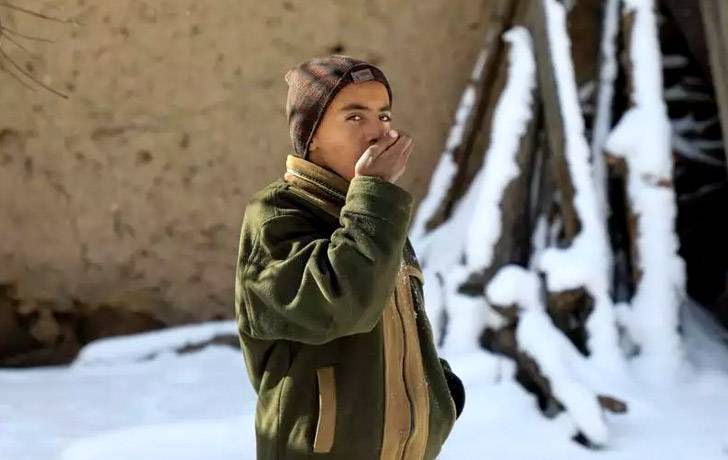 Niño sufriendo frío