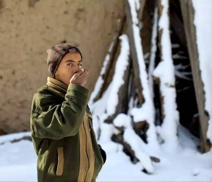 Niño sufriendo frío