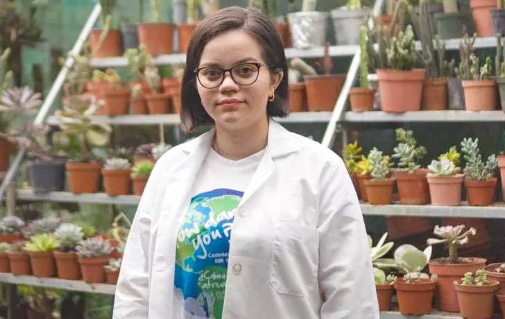 Mujer en un huerto