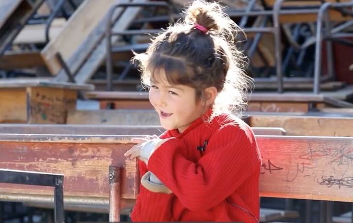 Una niña sonríe