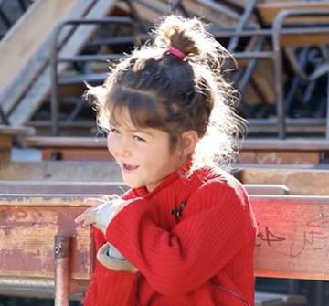 Una niña sonríe
