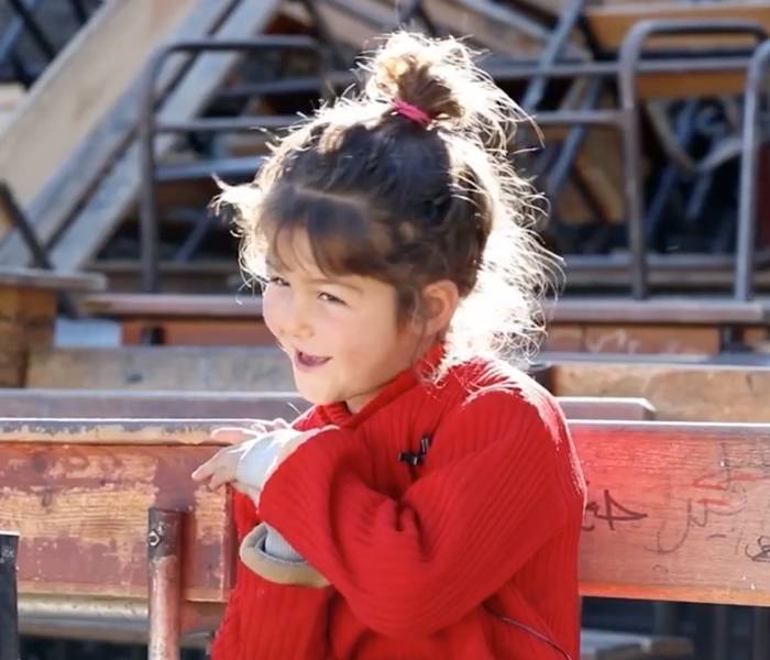 Una niña sonríe