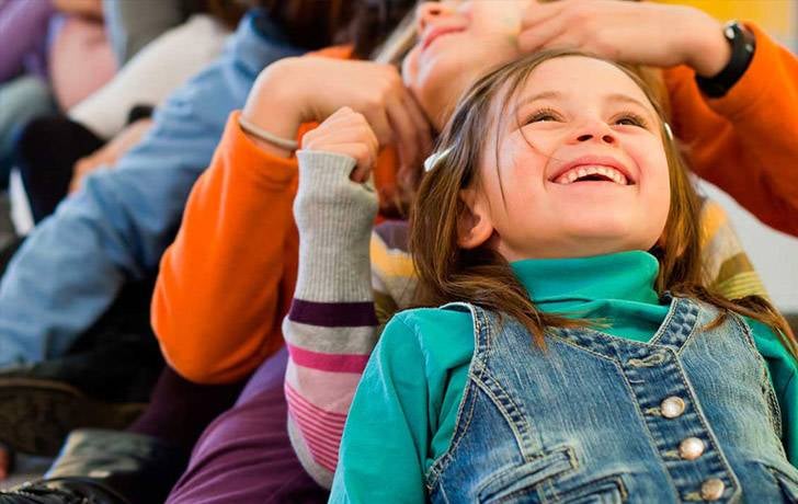 Imagen de niños jugando sonrientes