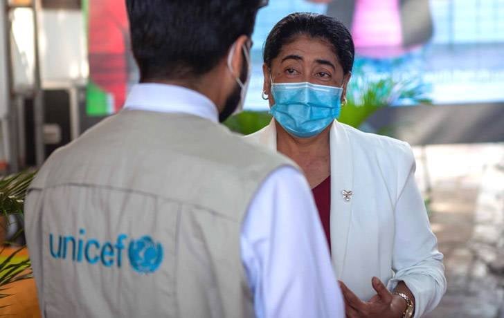Trabajadora de UNICEF dialogando