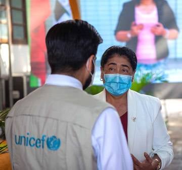 Trabajadores de UNICEF dialogando