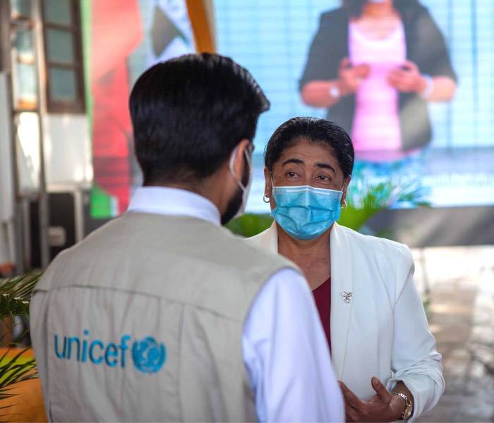 Trabajadora de UNICEF dialogando