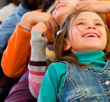 Imagen de niños jugando sonrientes