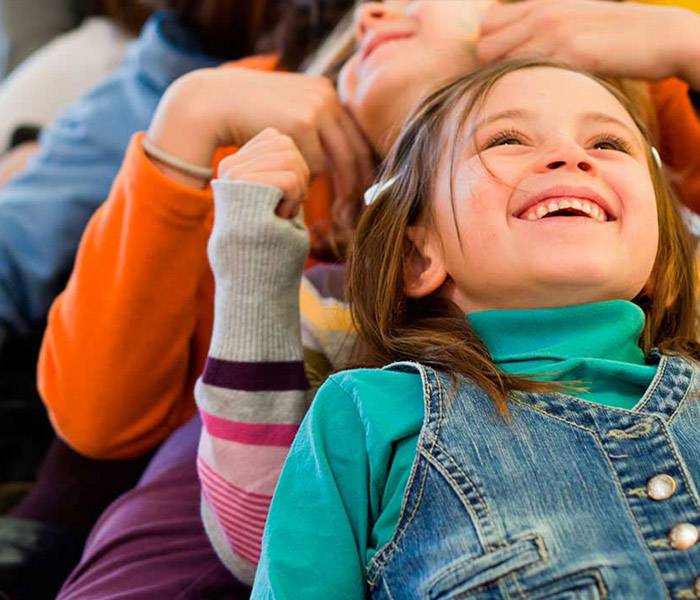 Imagen de niños jugando sonrientes